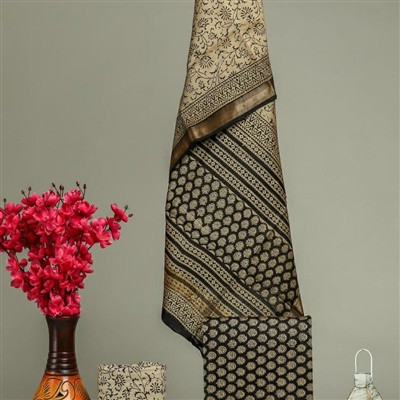 Golden Twilight Maheswari Silk Ensemble with Intricate Floral Patterns