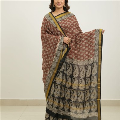 Crimson Paisley Elegance Maheshwari Silk Saree